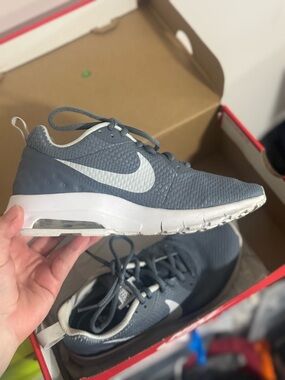 Women’s NIKE AIRMAX tennis shoes